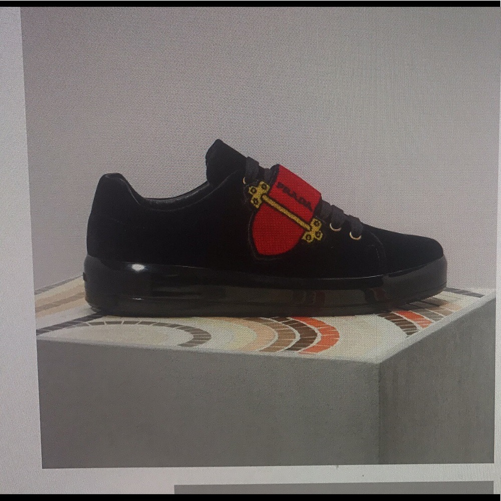 Prada sneaker size 37